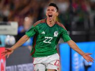 Manchester United 'monitoring Hirving Lozano situation'
